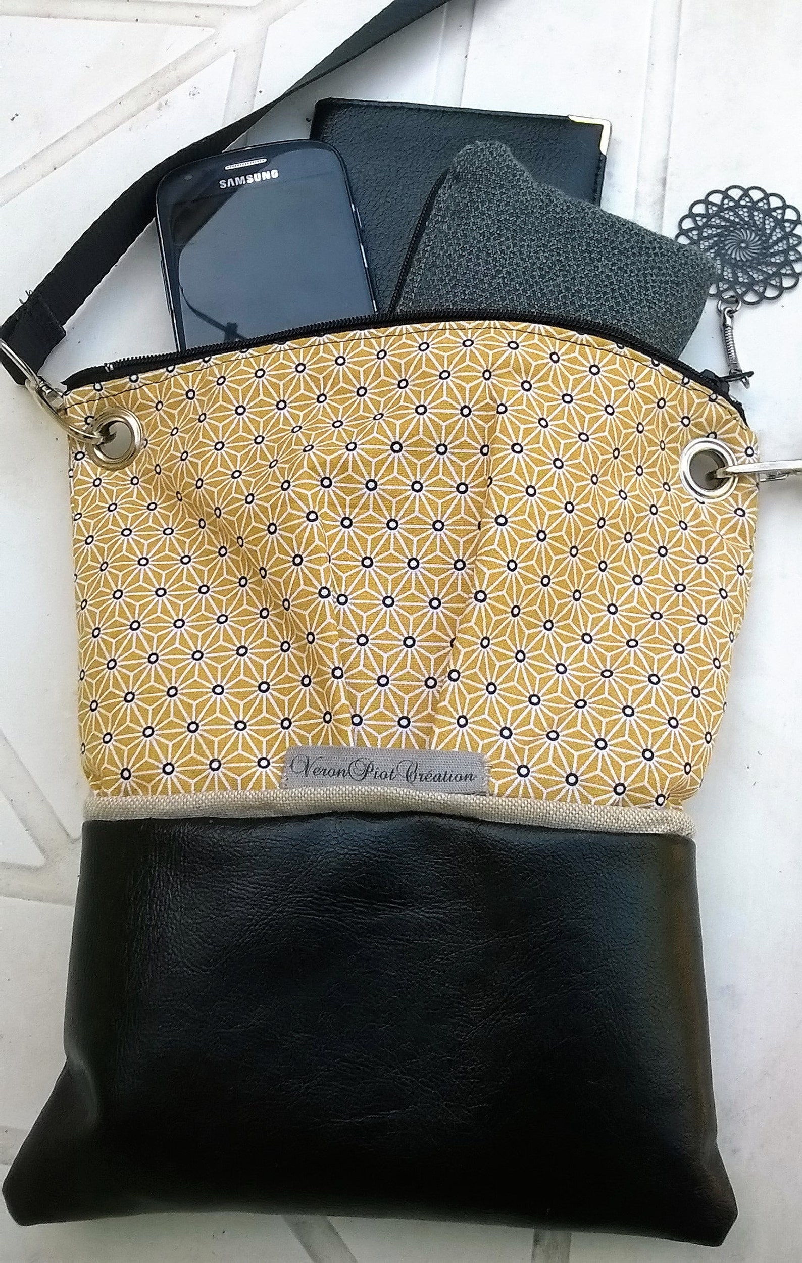 sac femme bandoulière Veronpiotcreation pochette bandoulière petit sac de ville en simili cuir noir et motif japonais sur fond jaune coton