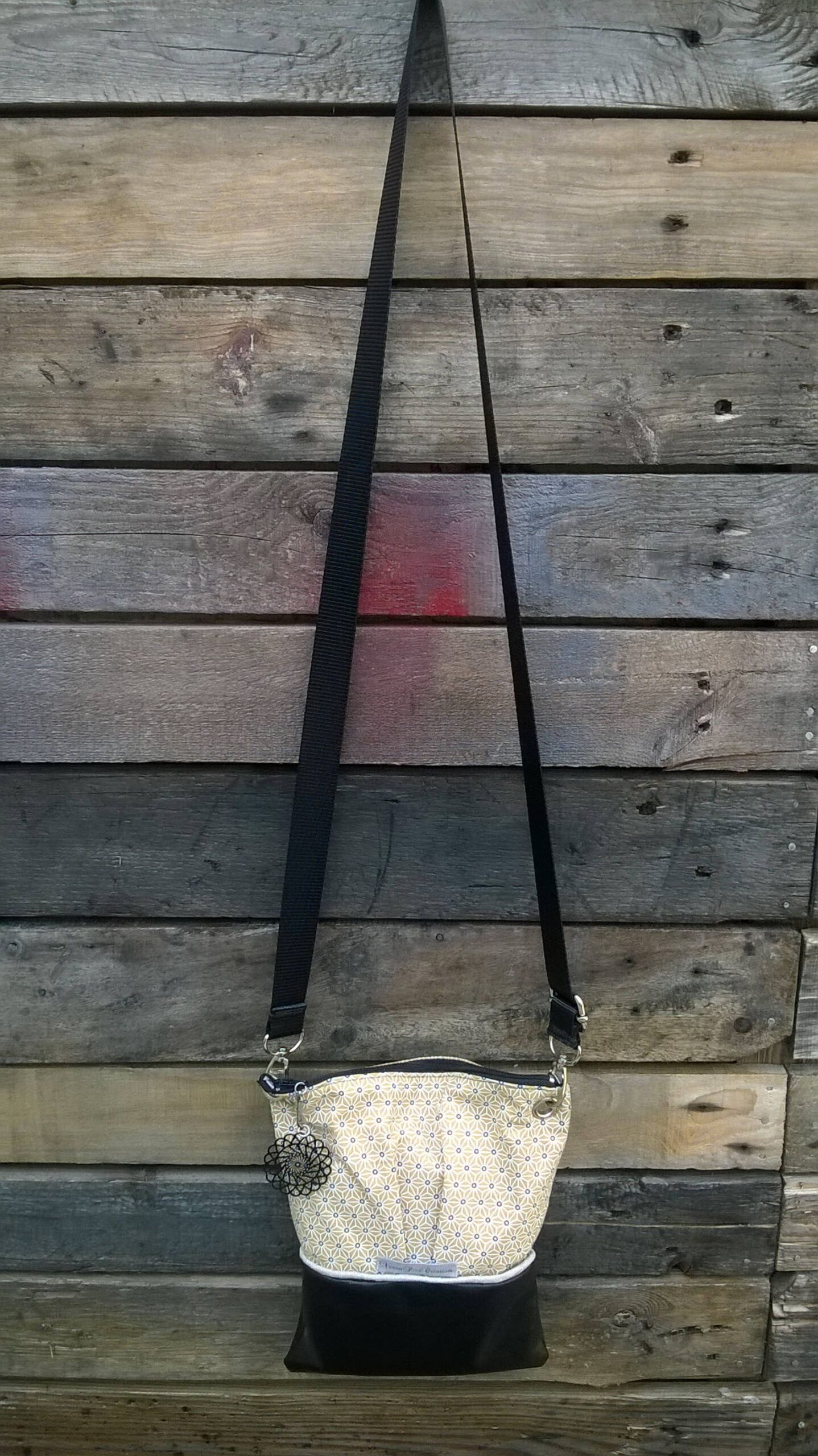 sac femme bandoulière Veronpiotcreation pochette bandoulière petit sac de ville en simili cuir noir et motif japonais sur fond jaune coton