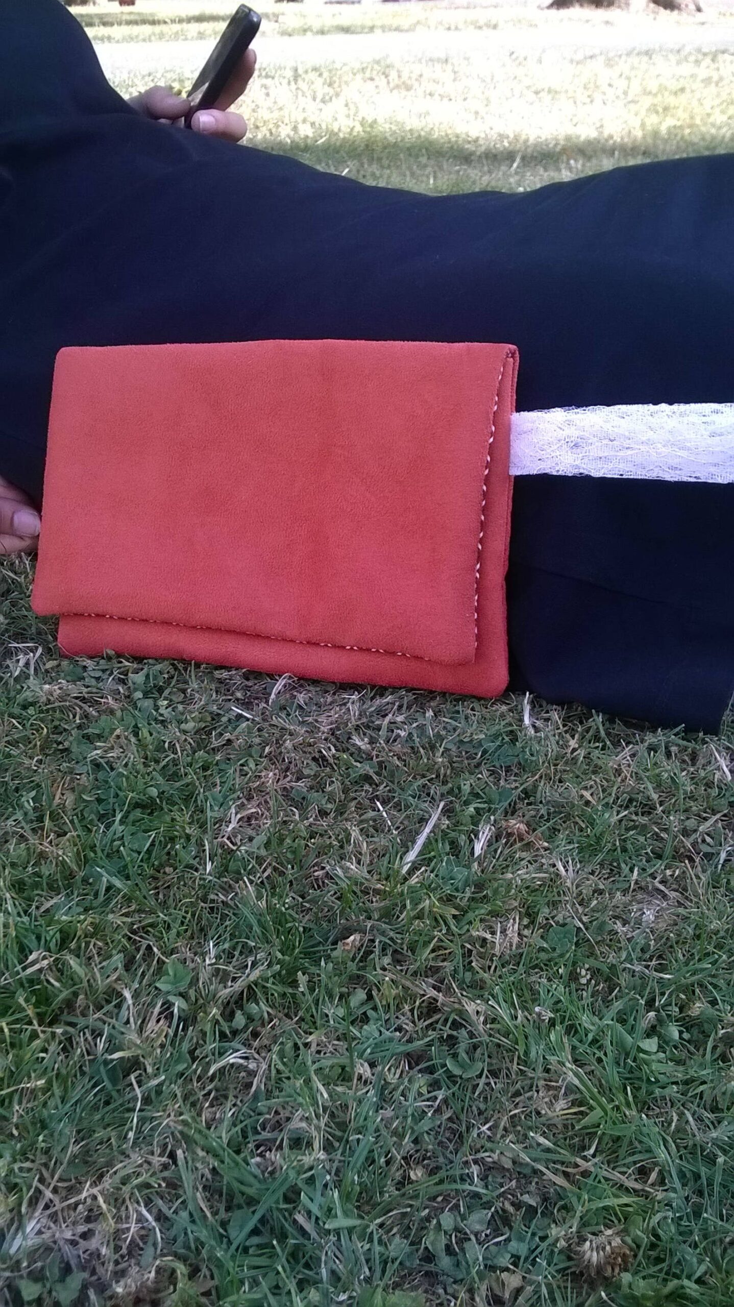 Pochette à main cadeau demoiselle d'honneur clutch mariage cérémonie soirée habillée avec dragonne en dentelle suédine veronpiotcréation