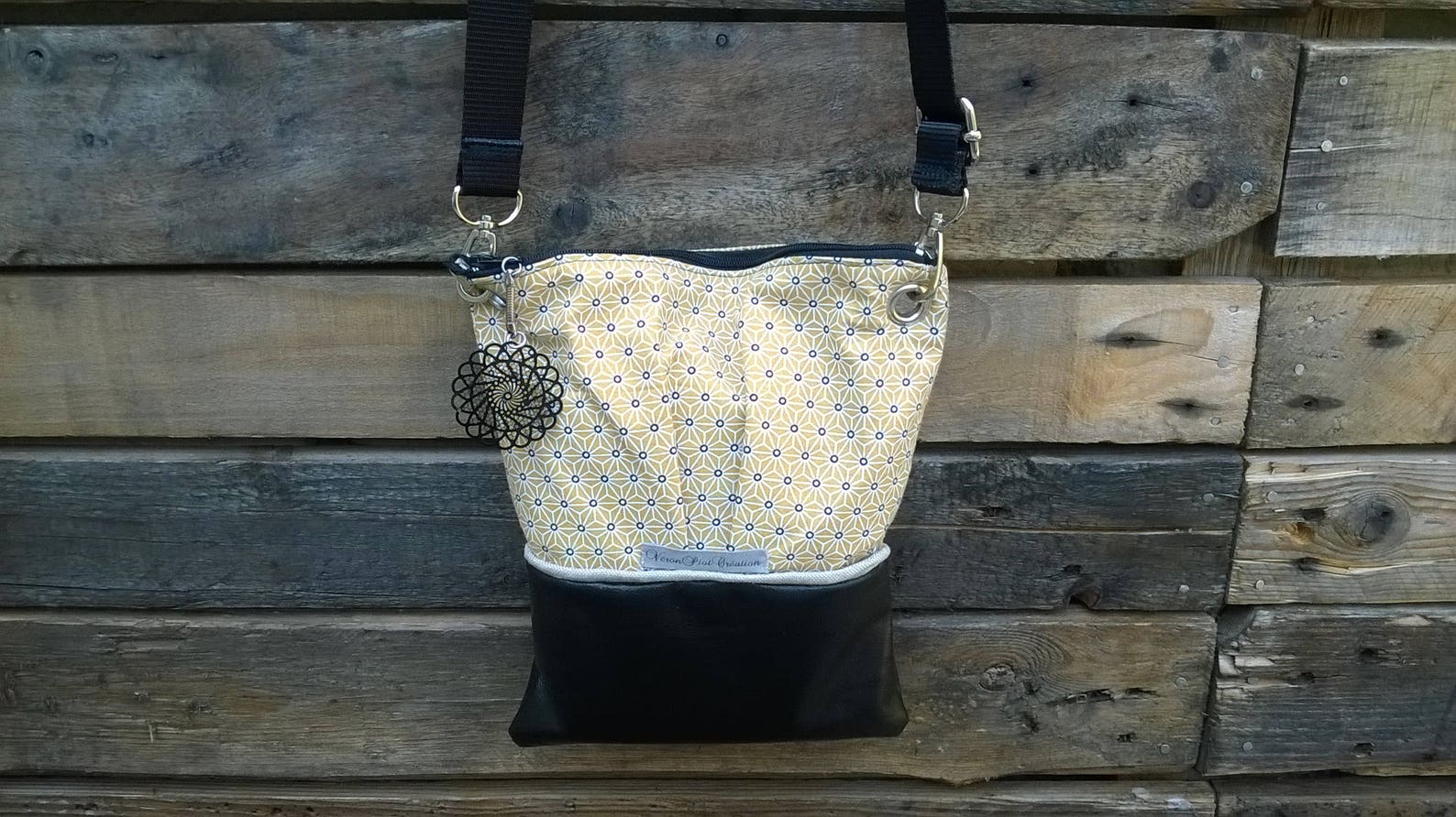 sac femme bandoulière Veronpiotcreation pochette bandoulière petit sac de ville en simili cuir noir et motif japonais sur fond jaune coton