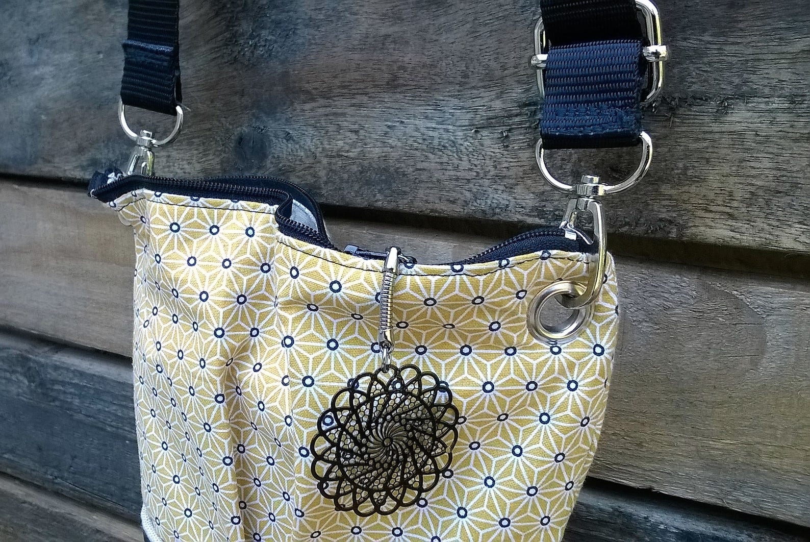 sac femme bandoulière Veronpiotcreation pochette bandoulière petit sac de ville en simili cuir noir et motif japonais sur fond jaune coton