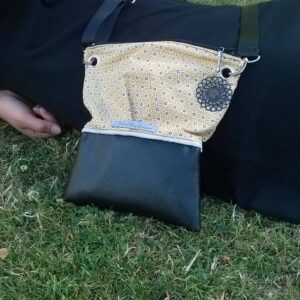 sac femme bandoulière Veronpiotcreation pochette bandoulière petit sac de ville en simili cuir noir et motif japonais sur fond jaune coton