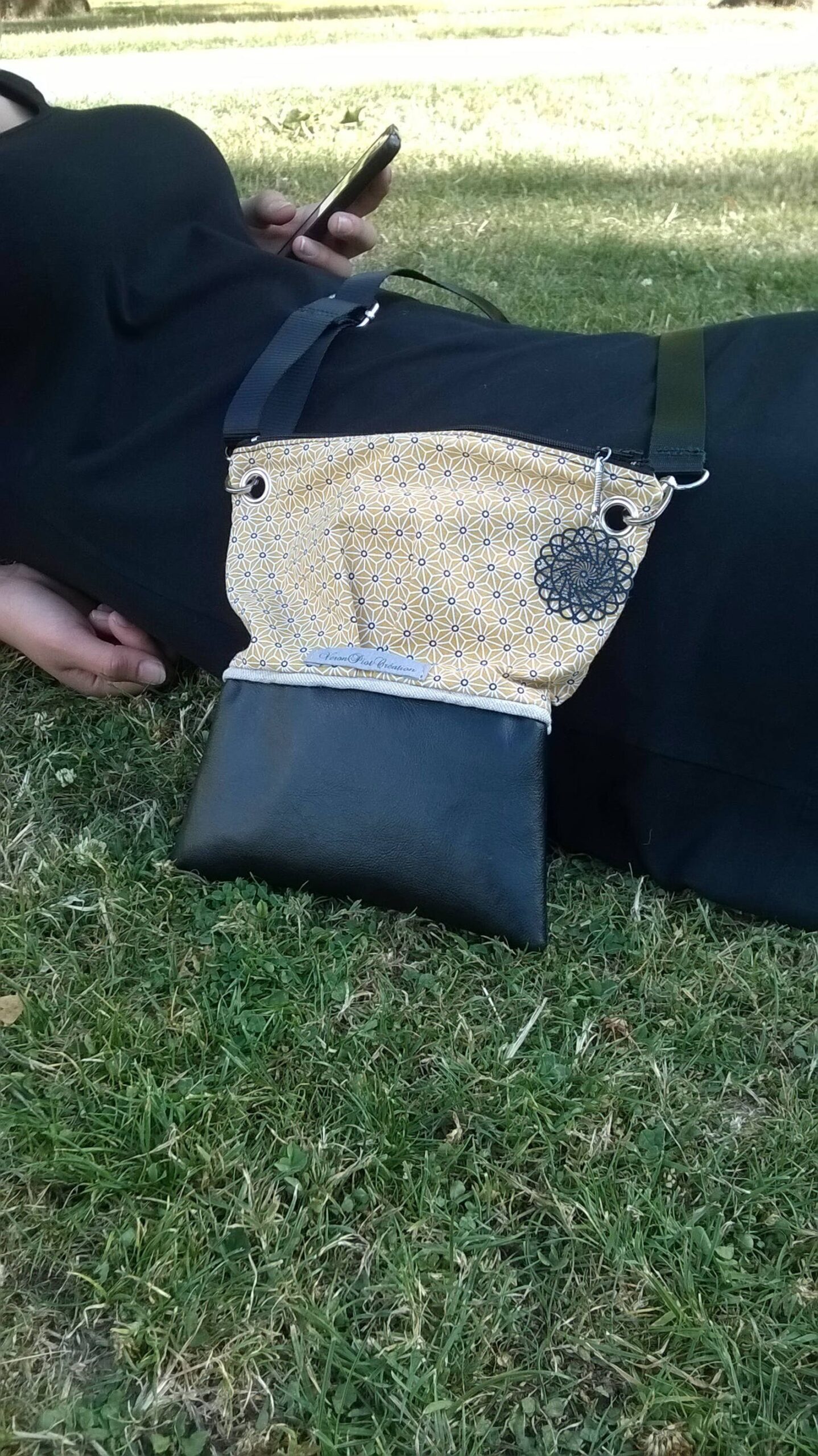 sac femme bandoulière Veronpiotcreation pochette bandoulière petit sac de ville en simili cuir noir et motif japonais sur fond jaune coton