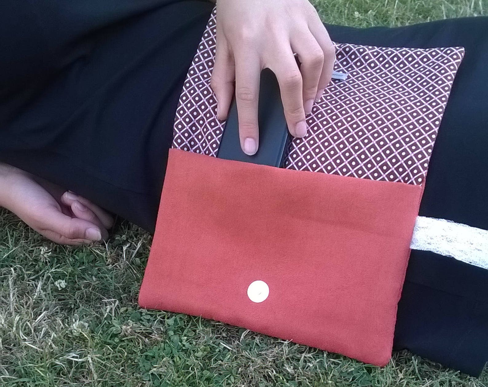 Pochette à main cadeau demoiselle d'honneur clutch mariage cérémonie soirée habillée avec dragonne en dentelle suédine veronpiotcréation