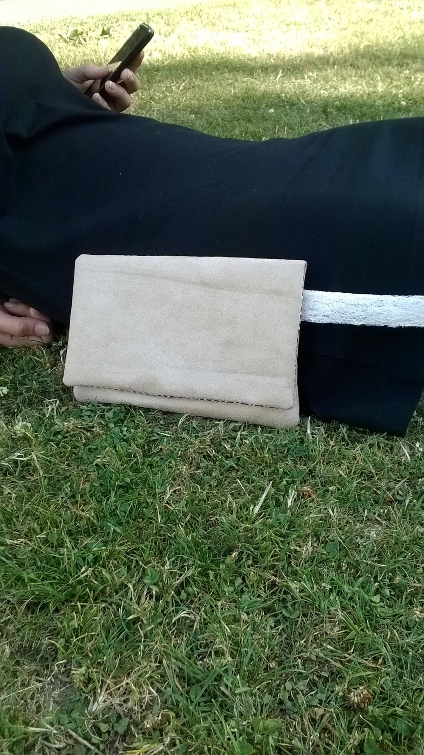 Pochette à main cadeau demoiselle d'honneur clutch mariage cérémonie soirée habillée avec dragonne en dentelle suédine veronpiotcréation