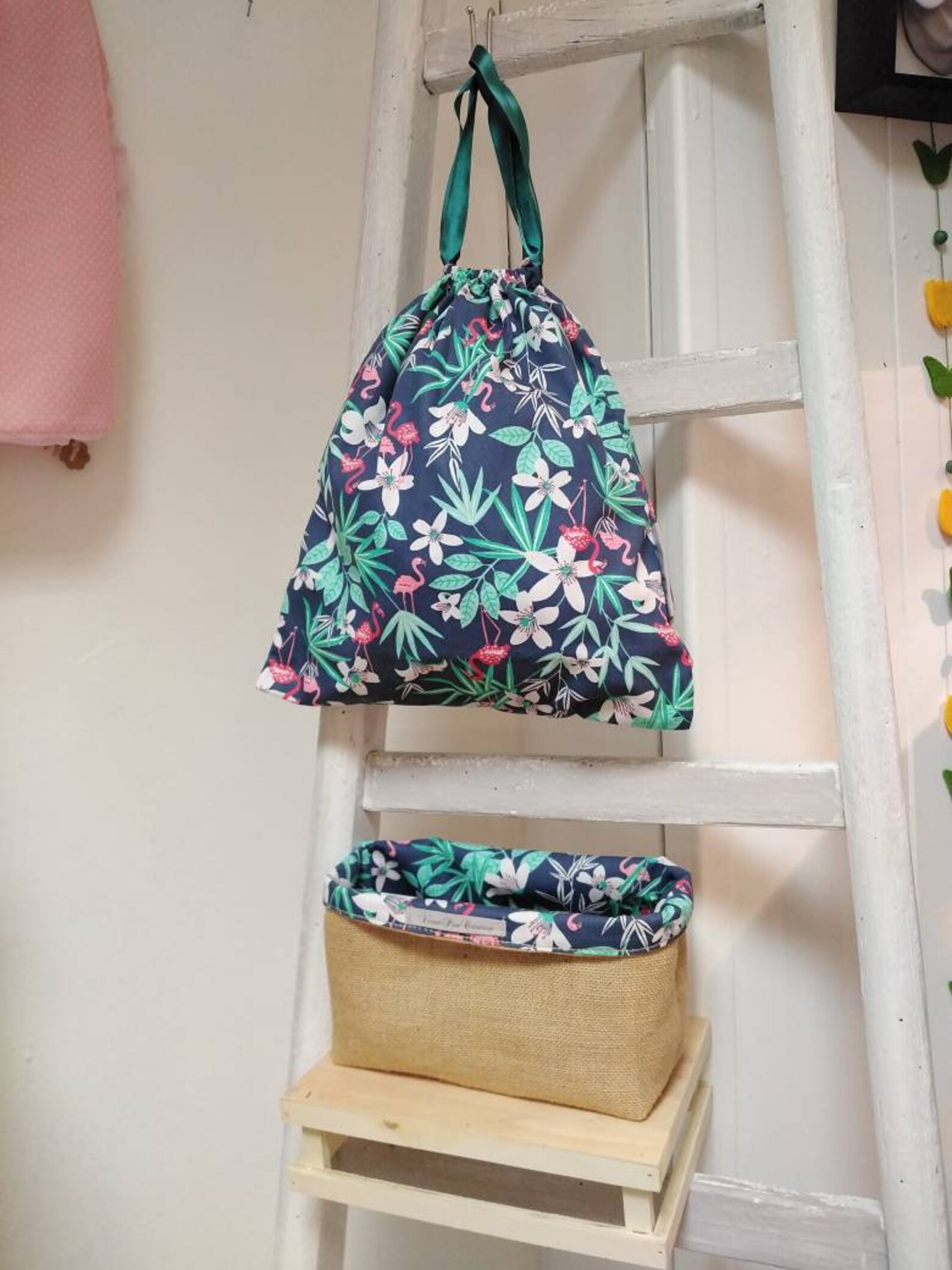 Panier en toile de jute et sac tissu pochon flamand rose exotique rangement veronpiotcreation décoration flamant rose organisation cadeau