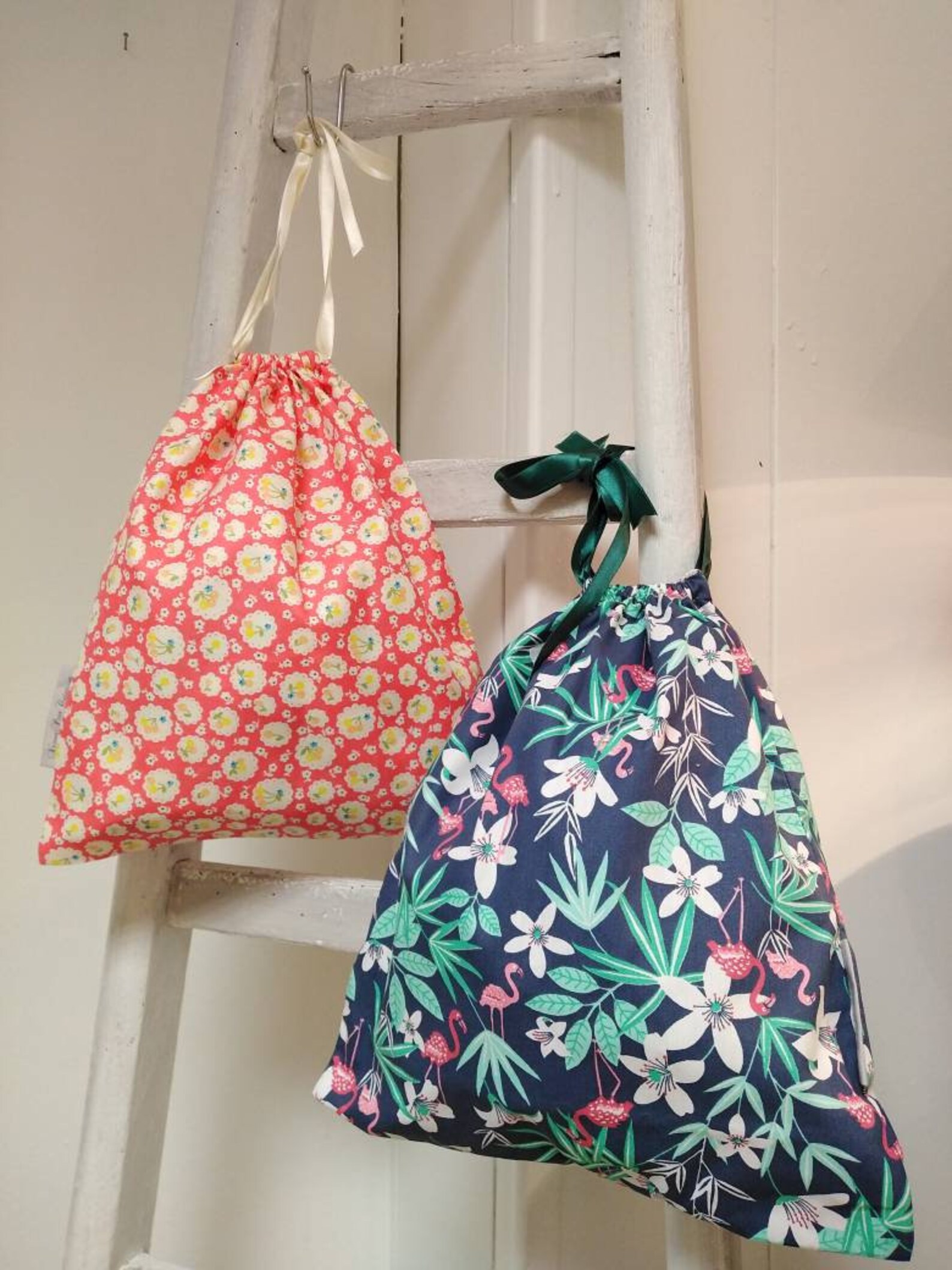 Panier en toile de jute et sac tissu pochon flamand rose exotique rangement veronpiotcreation décoration flamant rose organisation cadeau