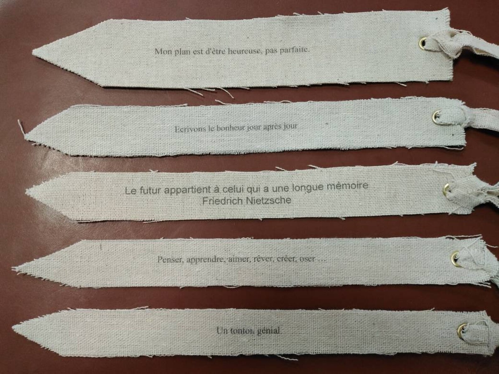 cadeau personnalisé pour mariage, marque place page naissance marque page sur lin pour saint valentin, homme pères lecteur veronpiotcreation