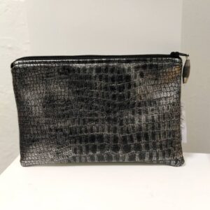 Pochette à main noire et argentée pour une idée cadeau pour la st valentin