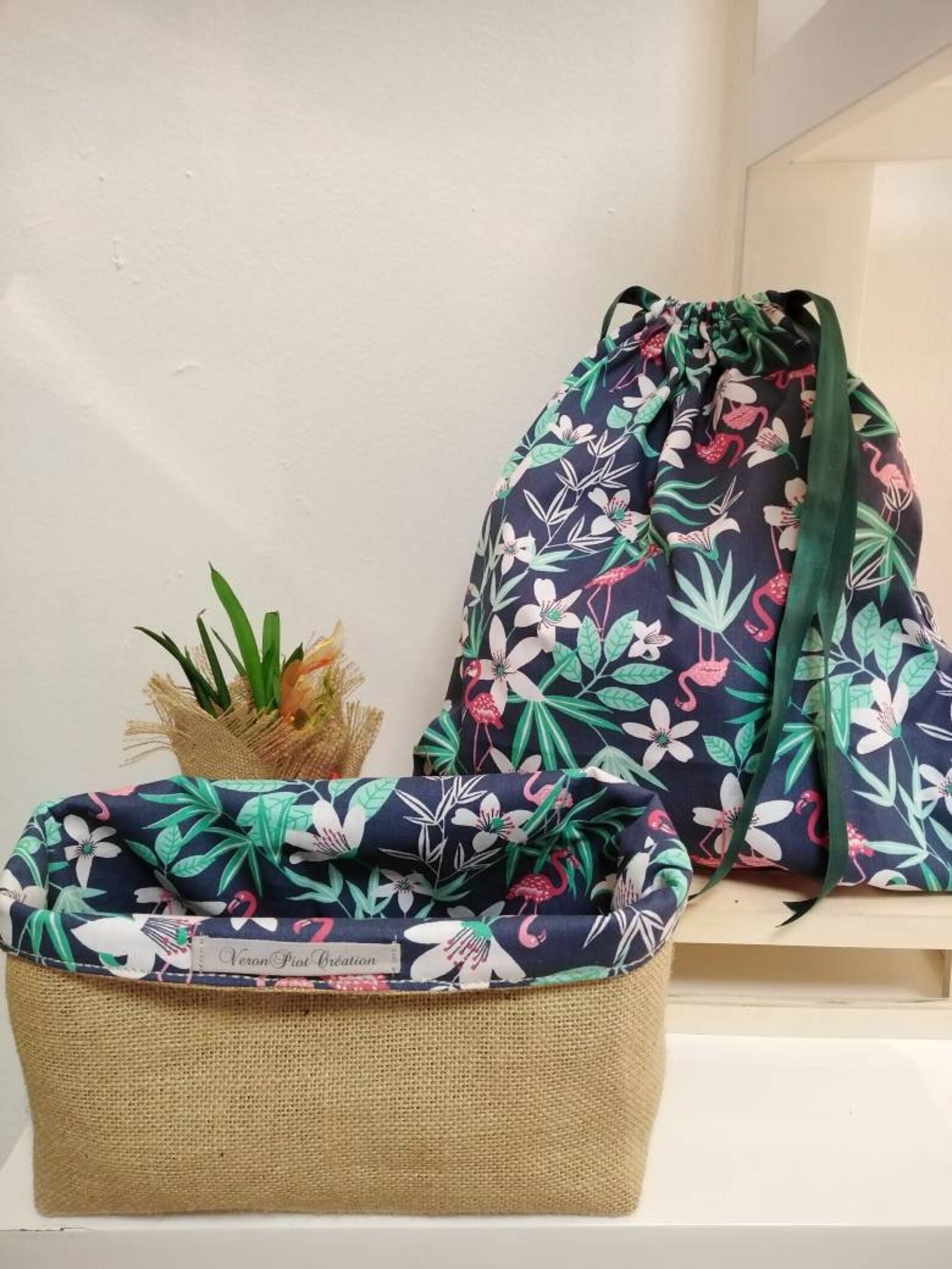 Panier en toile de jute et sac tissu pochon flamand rose exotique rangement veronpiotcreation décoration flamant rose organisation cadeau